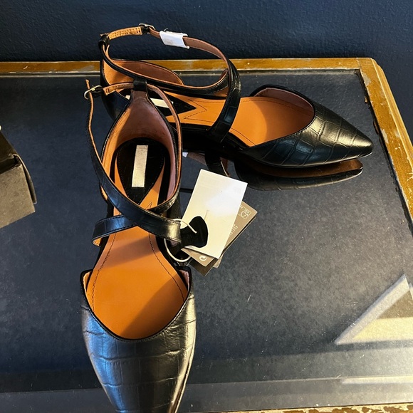 NWT LEATHER cross strap flats in black - Picture 2 of 9